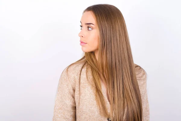 Mujer Joven Con Pelo Largo Posando Estudio — Foto de Stock