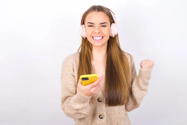 Jonge Vrouw Poseren Met Smartphone Koptelefoon Studio Het Maken Van — Stockfoto