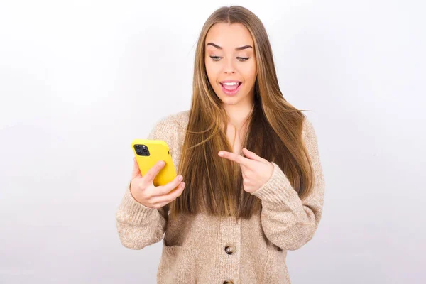 Jonge Vrouw Met Smartphone Wijzend Met Vinger Het Scherm — Stockfoto