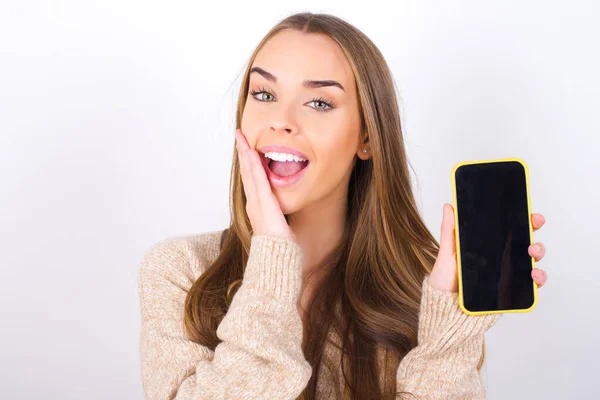 Young Woman Showing Smartphone Surprised Face — Stockfoto