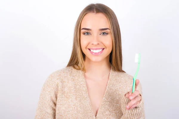 Smiling Young Woman Posing Toothbrush — Stock Photo, Image