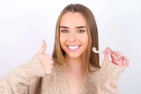 Jovem Mulher Segurando Retentor Sorrindo — Fotografia de Stock