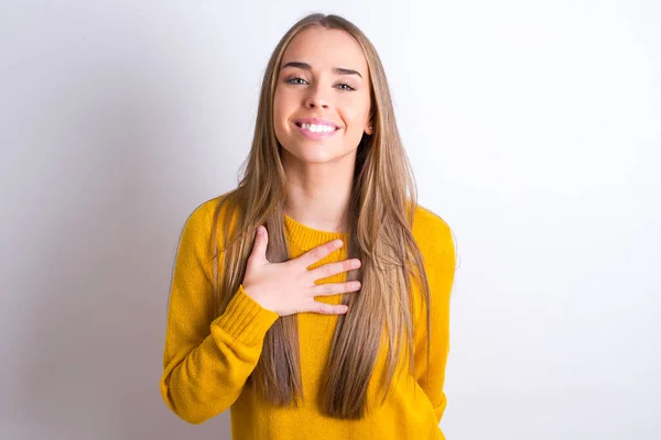 Jovem Feliz Sorrindo Com Mão Peito — Fotografia de Stock