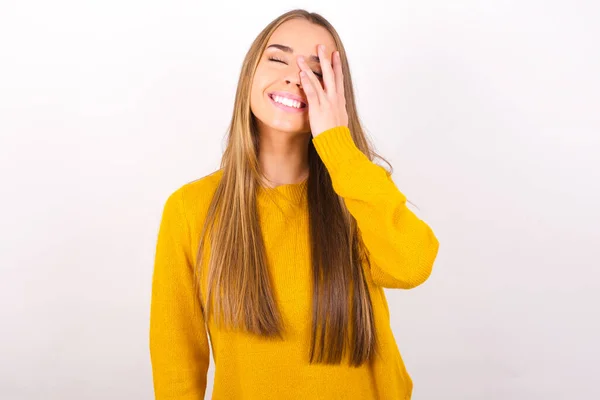 Junge Frau Lächelt Und Hält Die Hand Auf Dem Gesicht — Stockfoto