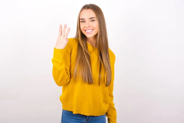 Jovem Sorrindo Olhando Amigável Mostrando Número Três Com Mão Para — Fotografia de Stock