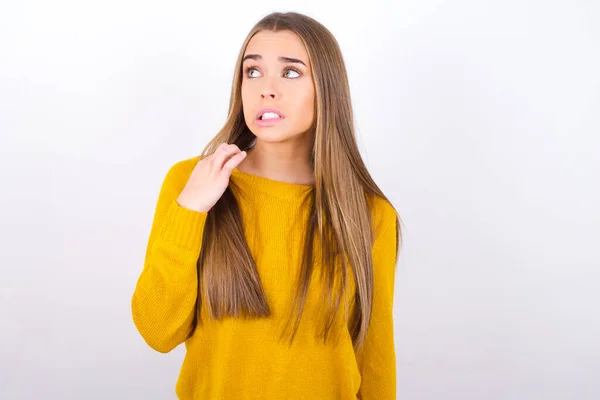 Mujer Joven Sintiéndose Caliente Sosteniendo Suéter Con Mano —  Fotos de Stock