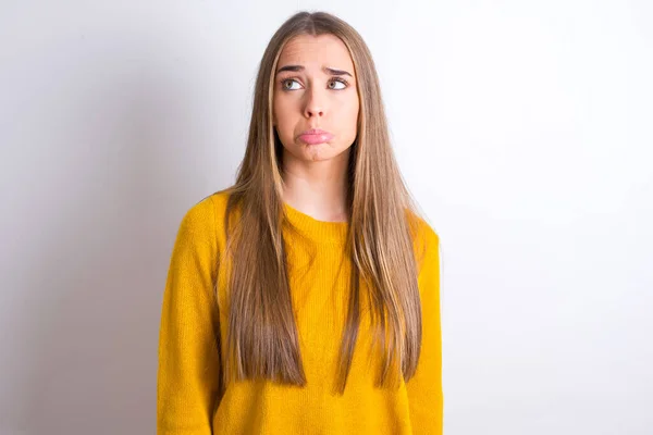 Mujer Joven Con Expresión Cara Triste Infantil — Foto de Stock