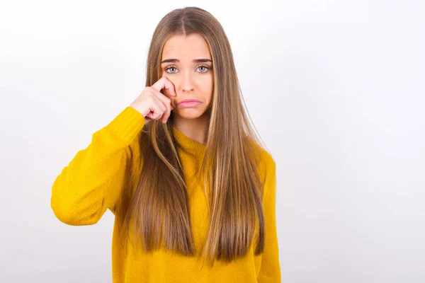 Mujer Joven Haciendo Gesto Llanto Cara Triste —  Fotos de Stock