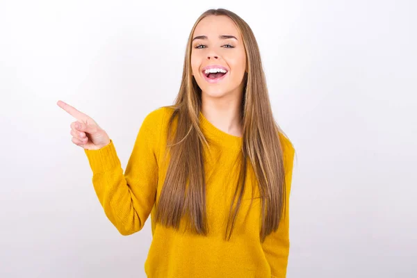 Mladá Žena Ukazuje Prstem Bok Směje — Stock fotografie