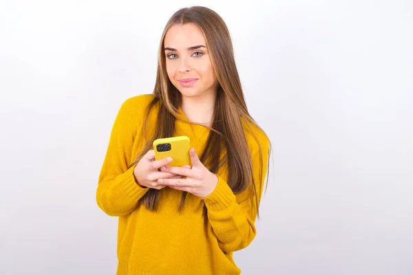 Mujer Joven Posando Con Smartphone Estudio —  Fotos de Stock