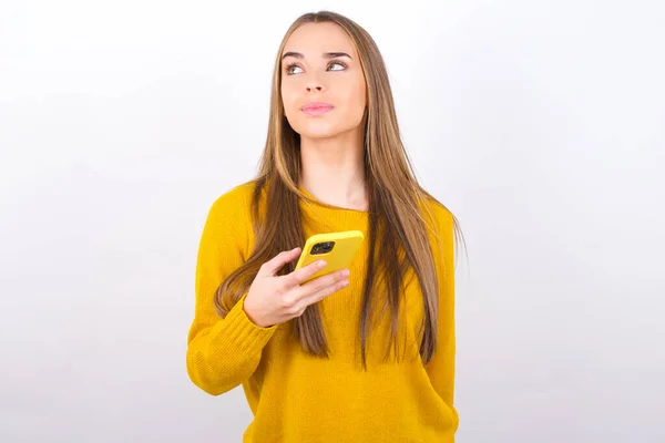 Mujer Joven Posando Con Smartphone Estudio —  Fotos de Stock