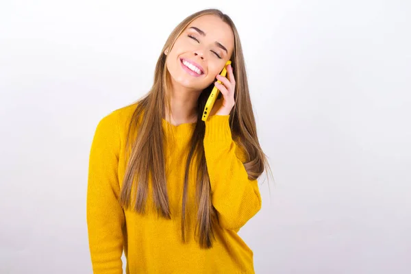 Mujer Joven Hablando Por Teléfono Sonriendo Estudio — Foto de Stock