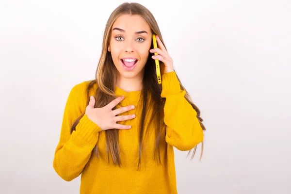 Mujer Joven Hablando Por Teléfono Con Cara Sorprendida Estudio —  Fotos de Stock