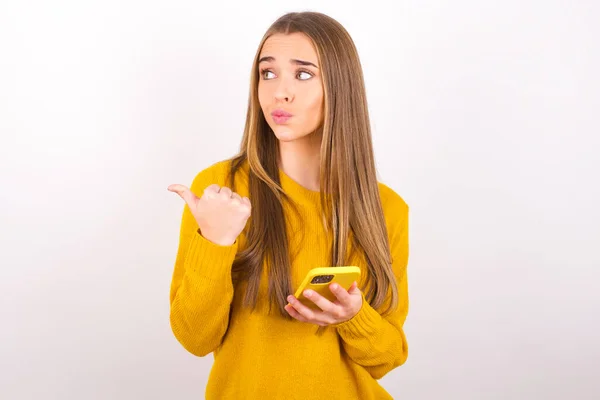 Jonge Vrouw Houden Smartphone Wijzen Met Vinger Aan Zijkant — Stockfoto