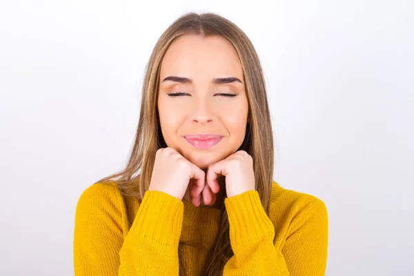 Retrato Una Hermosa Joven Con Los Ojos Cerrados Estudio — Foto de Stock