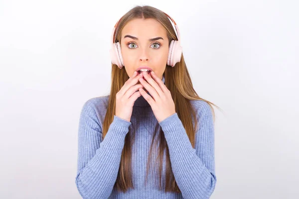 Surprised Young Woman Headphones Hands Open Mouth — Stock Photo, Image