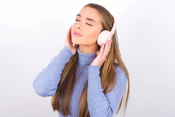 Jonge Vrouw Met Gesloten Ogen Met Behulp Van Koptelefoon — Stockfoto