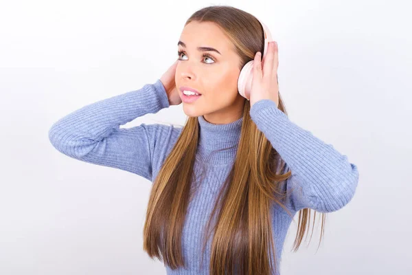 Jonge Vrouw Met Een Koptelefoon Studio — Stockfoto