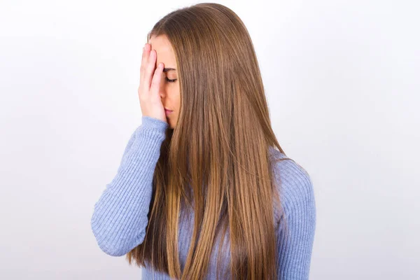 Young Woman Disappointed Expression Covering Face Hand — Stock Photo, Image