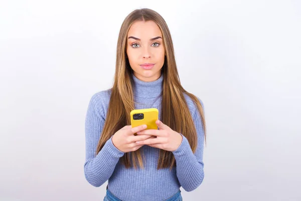 Mujer Joven Posando Con Smartphone Estudio —  Fotos de Stock