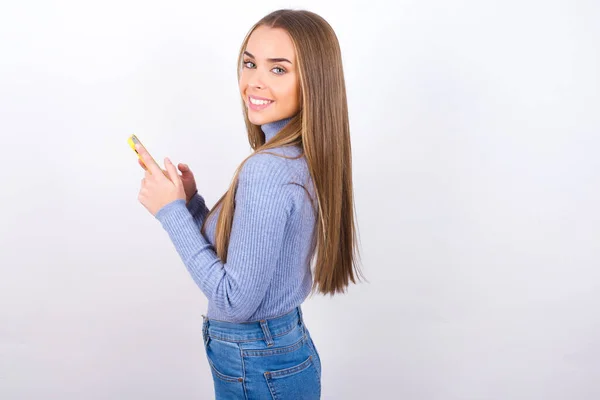 Молода Жінка Позує Смартфоном Студії — стокове фото