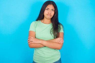 Hüzünlü tatminsiz MODEL, alnının altından kameraya sefil bir yüz ifadesiyle, mutsuz bir suratla bakar.