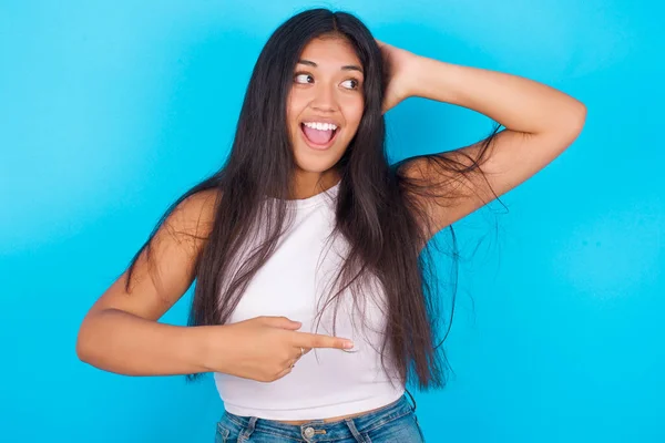 Young Hispanic Girl Wearing White Tank Top Blue Background Feeling — Fotografia de Stock