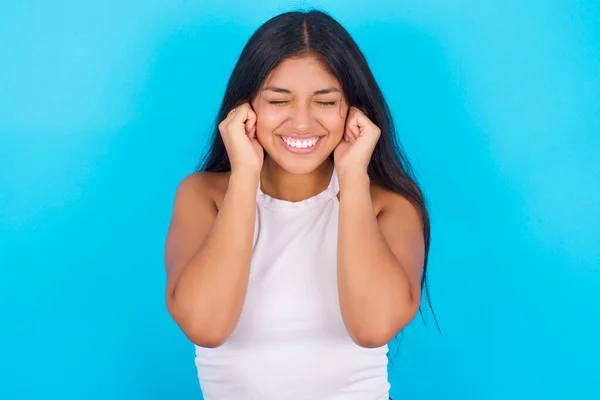 Stop Making Annoying Sound Unhappy Stressed Out Young Hispanic Girl — Foto Stock