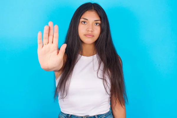Joven Chica Hispana Con Camiseta Blanca Sobre Fondo Azul Haciendo — Foto de Stock
