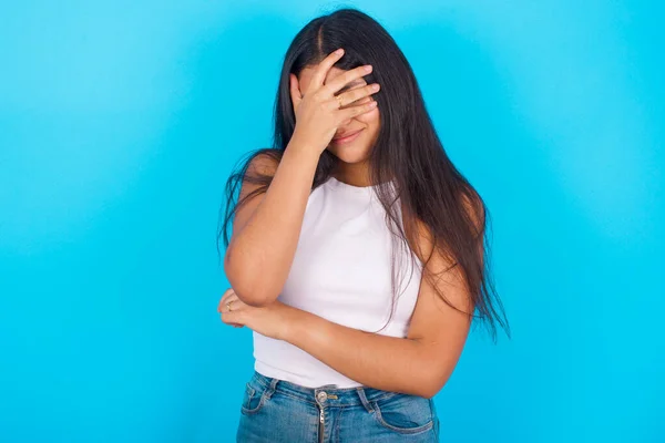 Joven Chica Hispana Vistiendo Camiseta Blanca Sobre Fondo Azul Haciendo —  Fotos de Stock