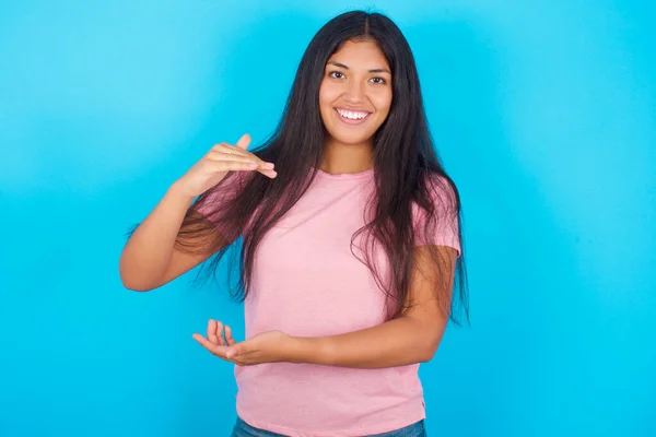 Menina Hispânica Jovem Vestindo Camiseta Rosa Sobre Fundo Azul Gesticulando — Fotografia de Stock