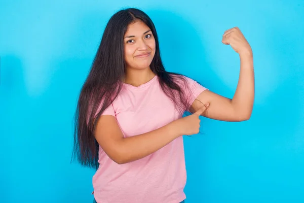 Smiling Young Hispanic Girl Wearing Pink Shirt Blue Background Raises — Fotografia de Stock