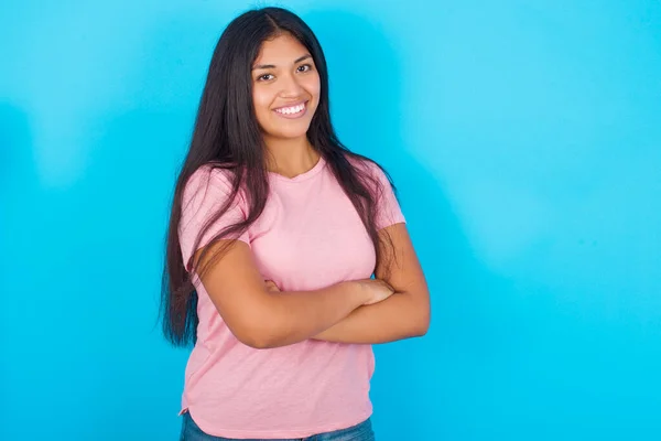 Image Cheerful Young Hispanic Girl Wearing Pink Shirt Blue Background — Fotografia de Stock