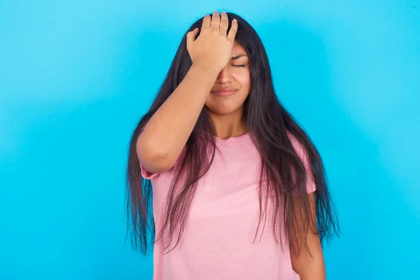 Frusztrált Fiatal Spanyol Lány Rózsaszín Pólót Visel Kék Háttér Fogja — Stock Fotó