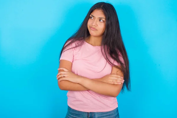 Elégedetlen Fiatal Spanyol Lány Rózsaszín Pólót Visel Kék Háttér Rossz — Stock Fotó