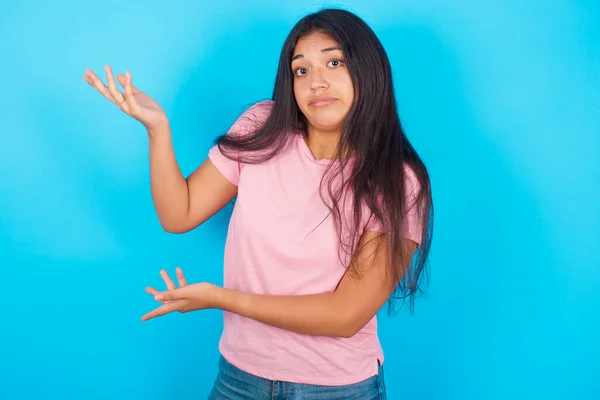 Menina Hispânica Jovem Vestindo Camiseta Rosa Sobre Fundo Azul Apontando — Fotografia de Stock