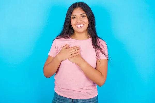 Honnête Jeune Fille Hispanique Portant Shirt Rose Sur Fond Bleu — Photo