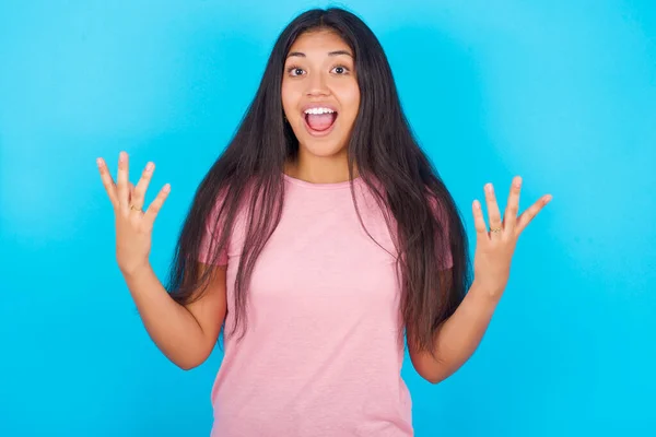 Joyful Animado Sorte Jovem Hispânica Menina Vestindo Camiseta Rosa Sobre — Fotografia de Stock