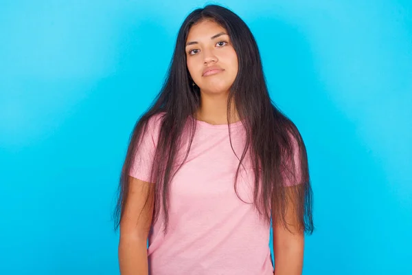Oscuro Aburrido Joven Chica Hispana Vistiendo Una Camiseta Rosa Sobre —  Fotos de Stock
