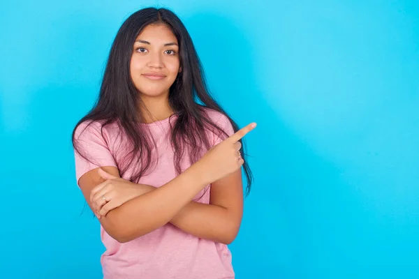 Young Hispanic Girl Wearing Pink Shirt Blue Background Smiling Broadly — Fotografia de Stock