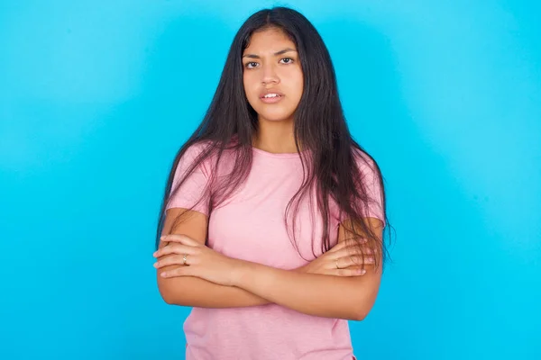 Jovem Hispânica Vestindo Camiseta Rosa Sobre Fundo Azul Franzindo Rosto — Fotografia de Stock