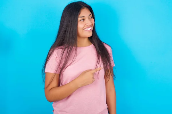 Feliz Sorriso Alegre Jovem Hispânica Vestindo Camiseta Rosa Sobre Fundo — Fotografia de Stock