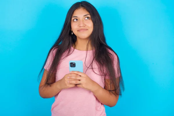 Happy Young Chica Hispana Vistiendo Camiseta Rosa Sobre Fondo Azul — Foto de Stock