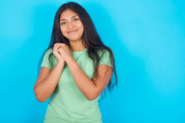 Okouzlující Vážné Mladé Hispánské Dívka Sobě Zelené Tričko Přes Modré — Stock fotografie