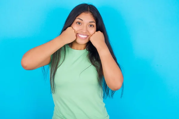 Happy Young Hispánská Dívka Sobě Zelené Tričko Přes Modré Pozadí — Stock fotografie