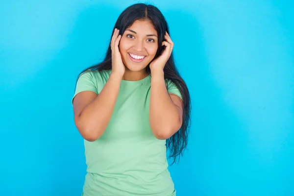 Mavi Arka Planda Yeşil Tişört Giyen Spanyol Genç Kız Neşeli — Stok fotoğraf