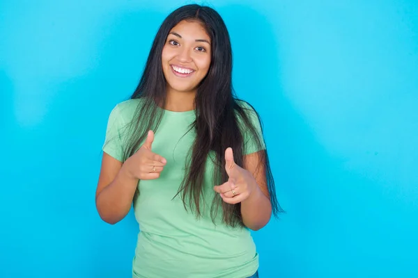 Mavi Arka Plan Üzerine Yeşil Tişört Giyen Genç Spanyol Kız — Stok fotoğraf