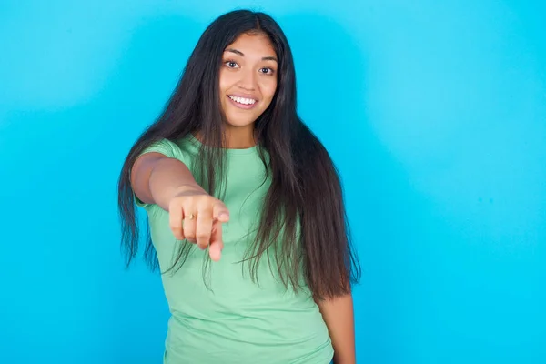 Excited Positive Young Hispanic Girl Wearing Green Shirt Blue Background — Fotografia de Stock
