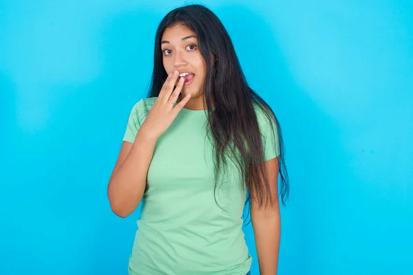 Joven Chica Hispana Vistiendo Camiseta Verde Sobre Fondo Azul Cubre —  Fotos de Stock