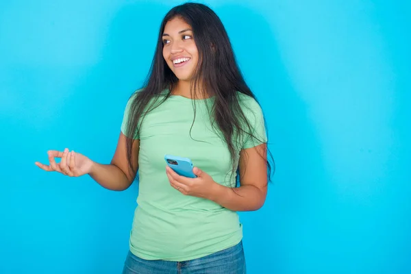 Feliz Satisfeito Jovem Hispânico Menina Vestindo Camiseta Verde Sobre Fundo — Fotografia de Stock